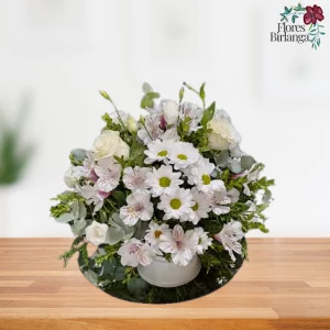 Centro floral redondo blanco con margaritas, rosas, alstroemerias y eucalipto para el Día de Todos los Santos.