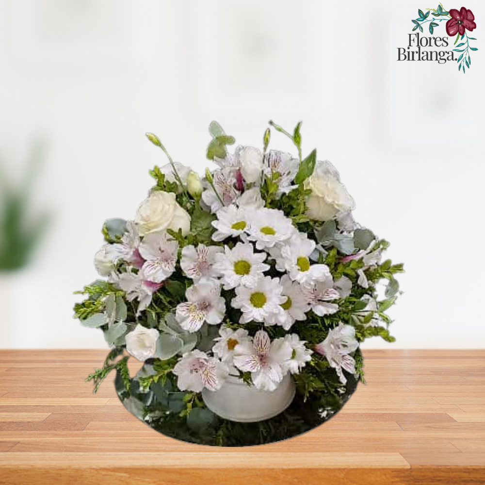 Centro floral redondo blanco con margaritas, rosas, alstroemerias y eucalipto para el Día de Todos los Santos.