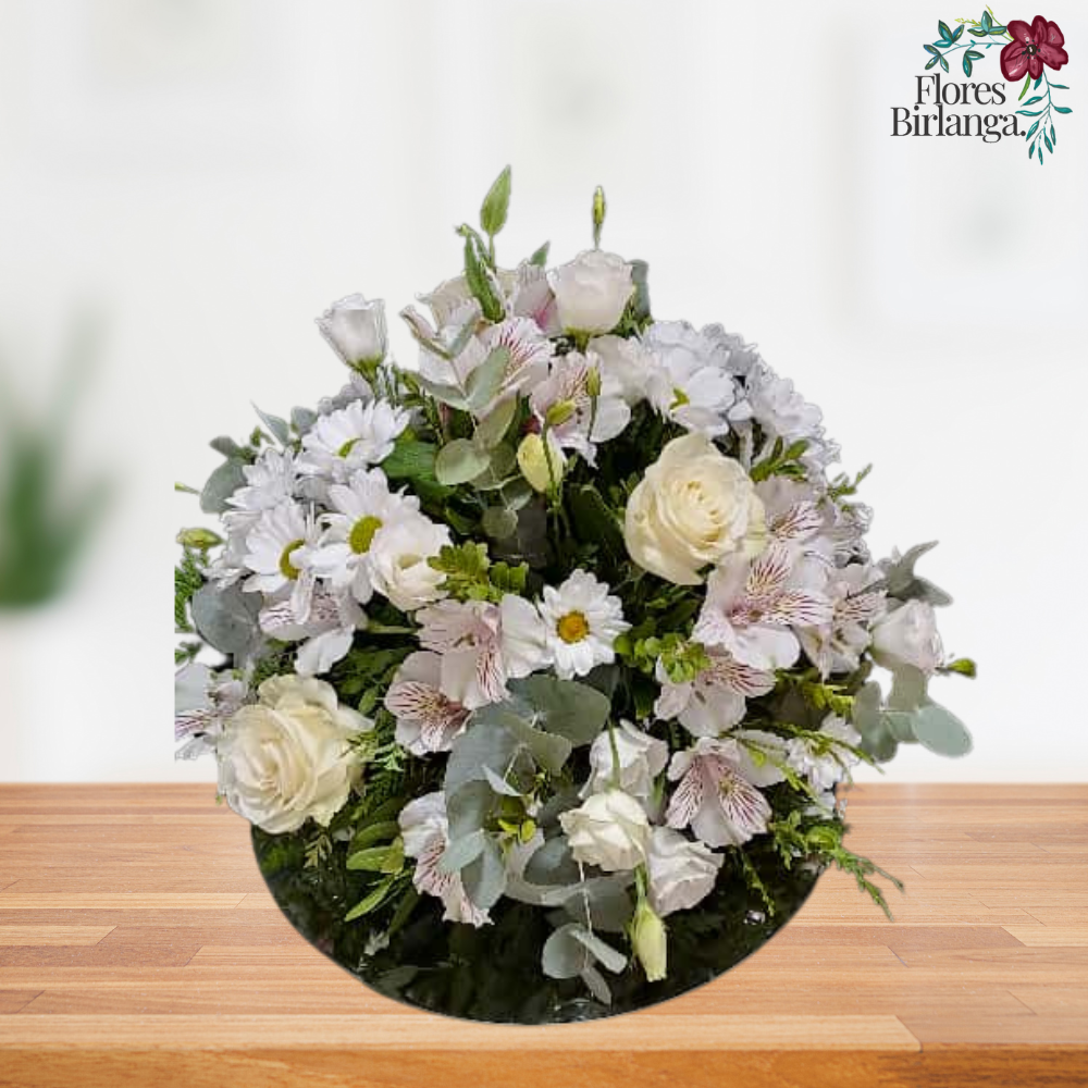 Centro floral redondo blanco con margaritas, rosas, alstroemerias y eucalipto para el Día de Todos los Santos.