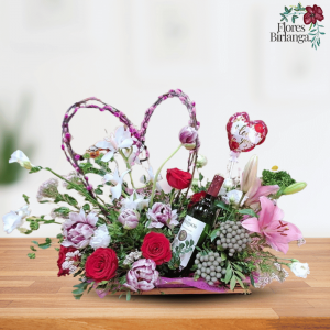 Cesta de flores premium con vino y decoración de corazón para el Día de la Madre.