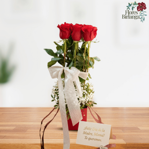 Centro de rosas rojas con lazo blanco y tarjeta de felicitación para el Día de la Madre.