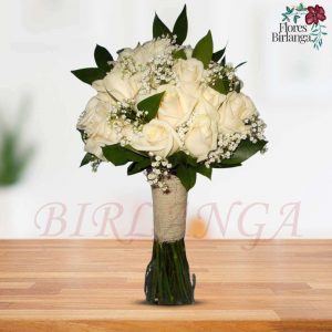 Ramo de novia bouquet con rosas en tonos crema y melocotón, detalles de paniculata y empuñadura de encaje - Flores Birlanga Carabanchel
