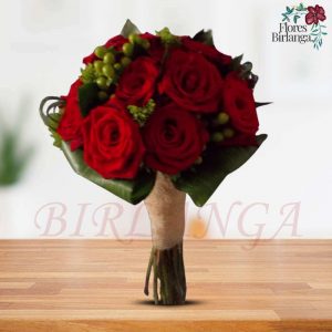 Prueba real de ramo de novia clásico tipo bouquet con rosas rojas intensas, hypericum verde y mango rústico de arpillera - Flores Birlanga Carabanchel, Madrid