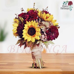 Ramo de novia otoñal rústico y colorido con girasoles, dalias borgoña y flores preservadas, mango de arpillera. Prueba en Flores Birlanga, Madrid