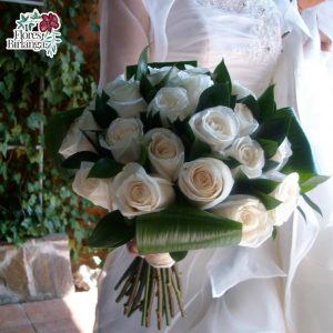 Ramo de novia clásico con rosas blancas compactas, base estructurada de hojas verdes naturales y mango envuelto - Flores Birlanga Madrid
