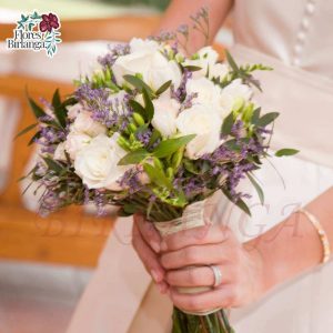 Prueba real de ramo de novia romántico con rosas crema, foliage verde texturizado y sutiles detalles silvestres morados - Flores Birlanga Madrid