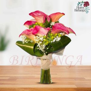 Prueba de ramo de novia exótico con orquídeas Cymbidium en tonos rosa, detalles de textura verde y empuñadura artesanal - Flores Birlanga Madrid