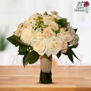 Ramo de novia redondo tipo bouquet con rosas moradas, malvas y blancas de alta calidad - Floristería Flores Birlanga en Carabanchel