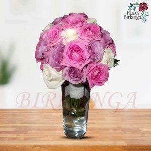 Prueba real de ramo de novia moderno con calas de color rosa intenso, bayas de hypericum verde y base de hojas modeladas - Madrid