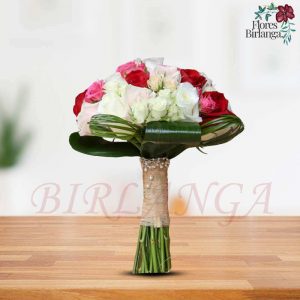 Bouquet clásico de novia con rosas rojas y blancas, base de hojas verdes y empuñadura de encaje con perlas - Flores Birlanga
