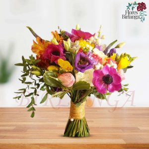 Diseño desestructurado de ramo de novia colorido con anémonas moradas, fucsias y flores de temporada - Floristería en Madrid